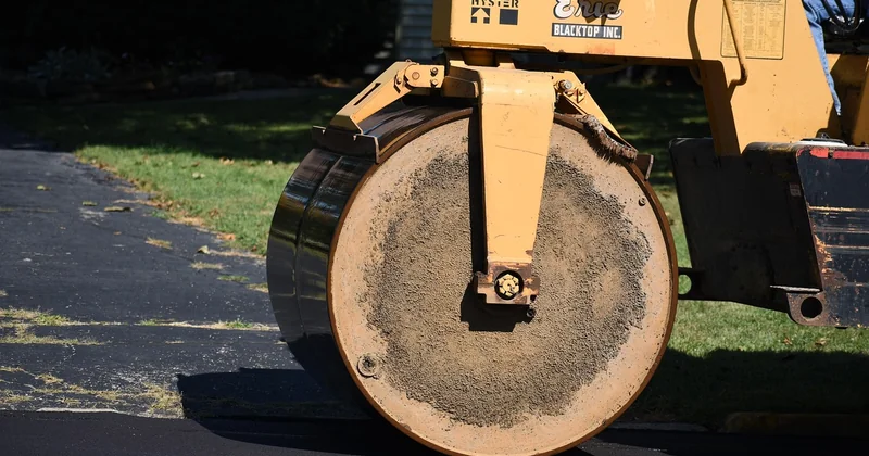 Choisir son rouleau compacteur selon le sol : les 3 critères techniques essentiels